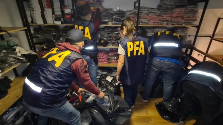 Incautaron gran cantidad de ropa apócrifa de primeras marcas